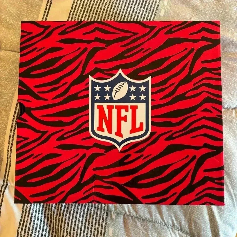 NFL New England Patriots Fuzzy Rhinestone Ribbon Boots Size 9